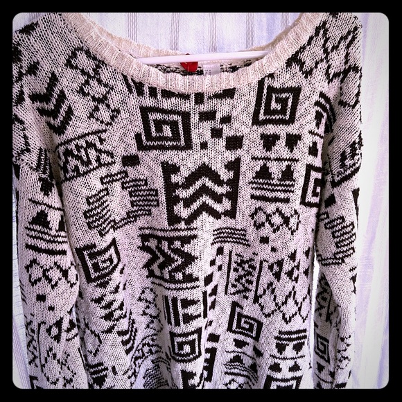 H&M cropped sweater. Hi-lo cut. - Picture 1 of 5